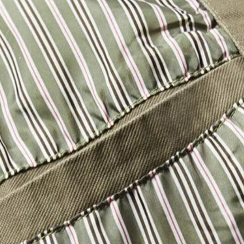 Uomo in blazer casual, giacca versatile per un look moderno e un'eleganza disinvolta.