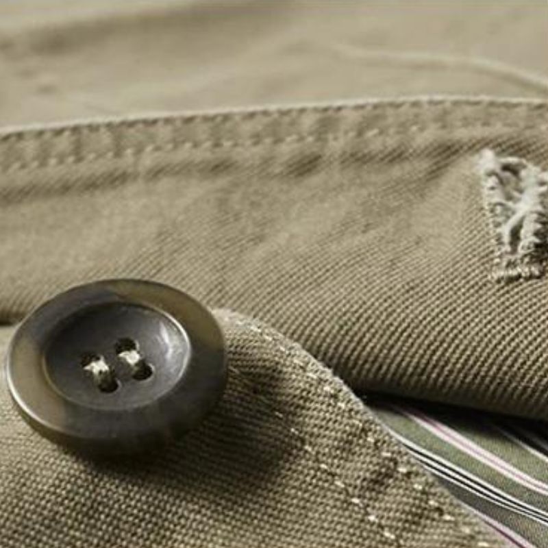 Dettaglio del tessuto di un blazer uomo casual, con design leggero e finiture moderne.