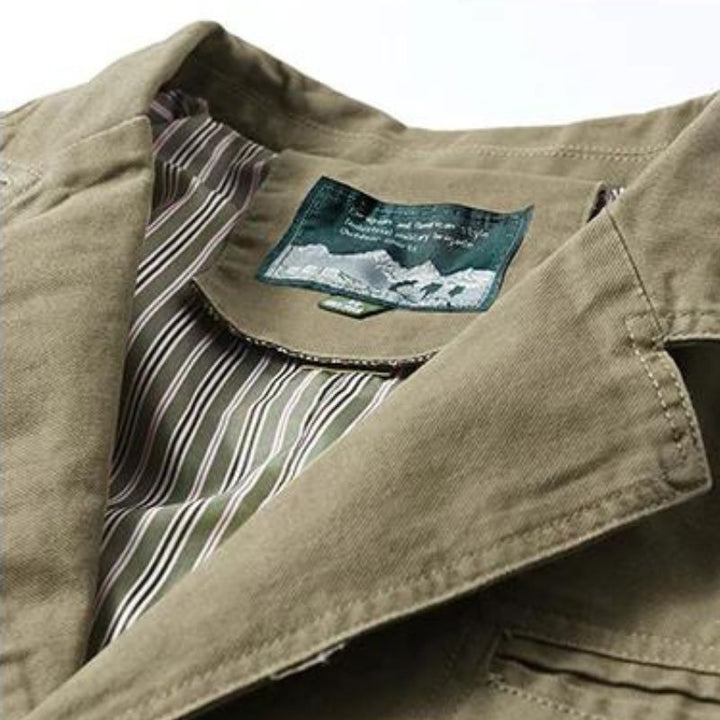 Retro di giacca blazer uomo slim fit, che evidenzia comfort leggero e stile elegante.