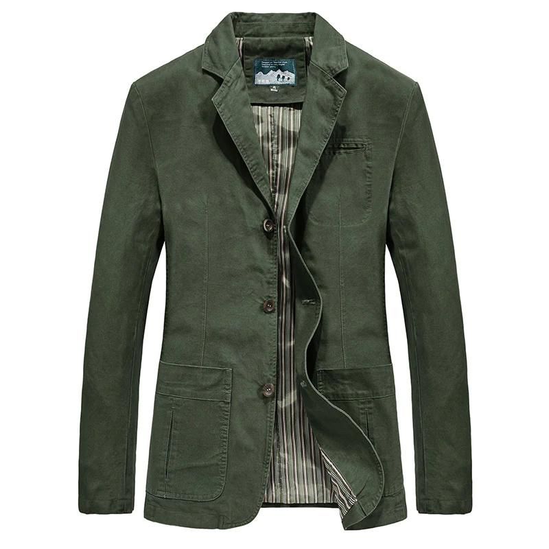 Blazer uomo casual indossato con look moderno, perfetto per stile versatile e moda maschile.