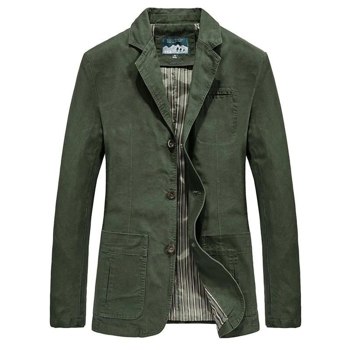 Blazer uomo casual indossato con look moderno, perfetto per stile versatile e moda maschile.