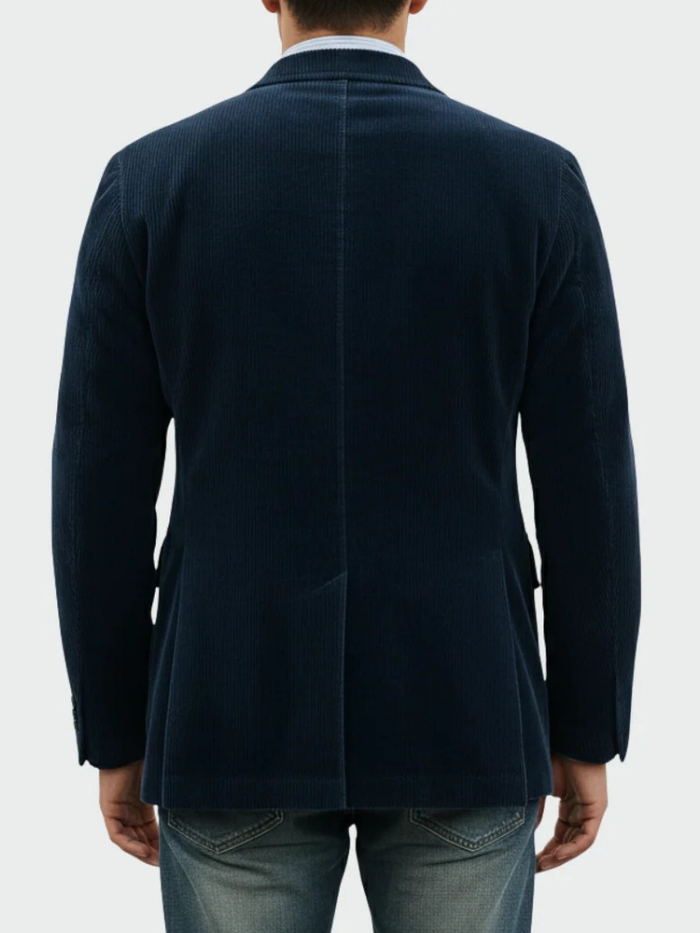 Blazer uomo con revers classico, vestibilità perfetta, ideale per abbigliamento formale e casual chic.