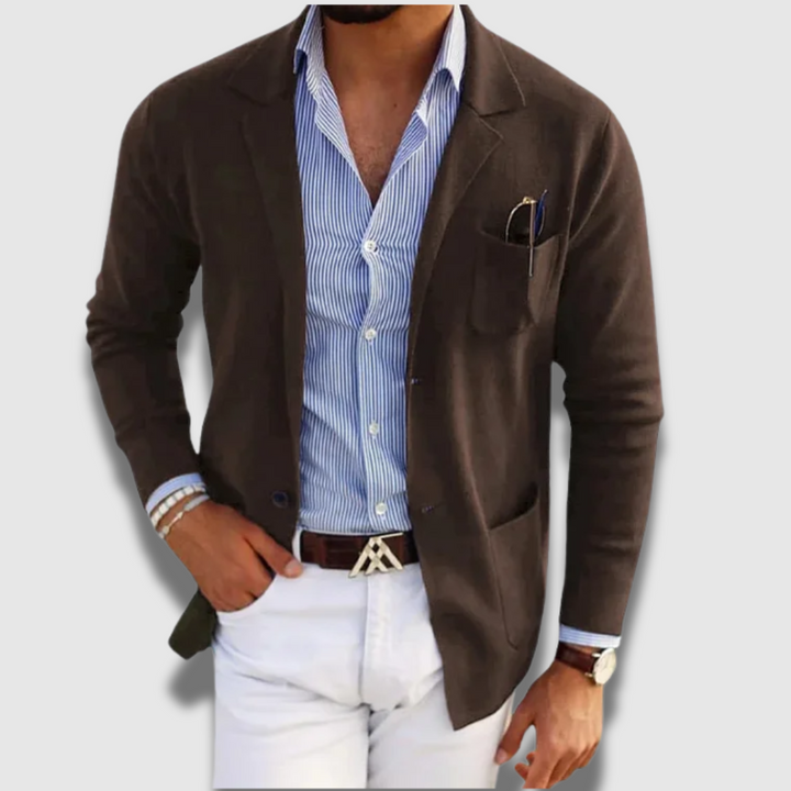 Modello indossa blazer uomo elegante, giacca perfetta per outfit da ufficio o eventi formali.