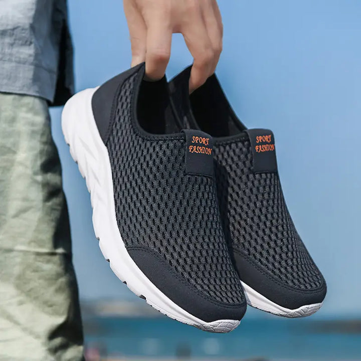Sneakers ortopediche da uomo blu senza lacci, leggere e traspiranti, ideali per comfort e postura.