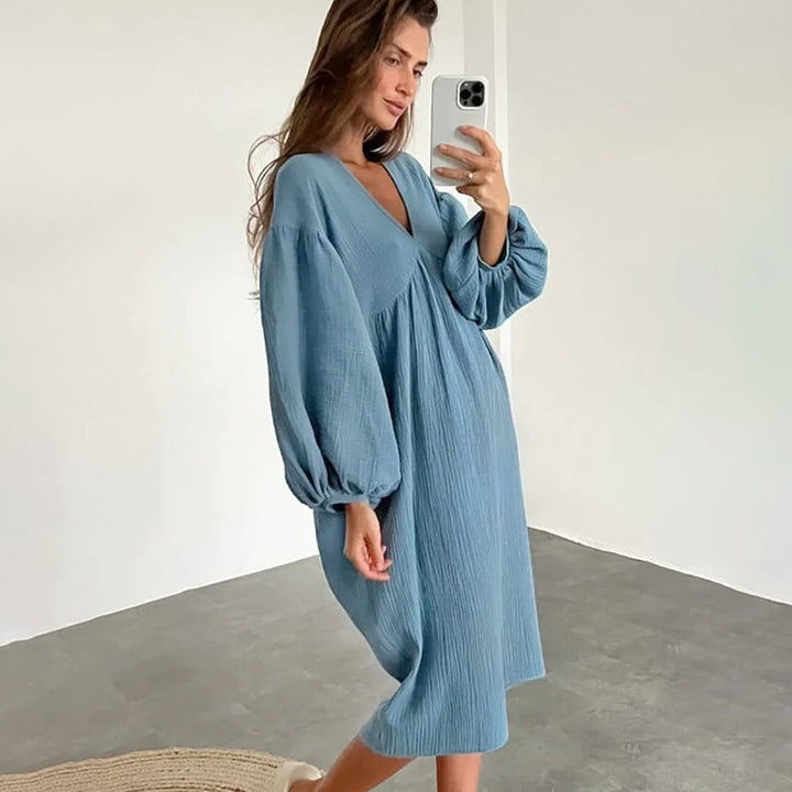 Donna indossa abito midi casual scollo a V, vestito ampio e confortevole. Moda primavera estate, look rilassato.