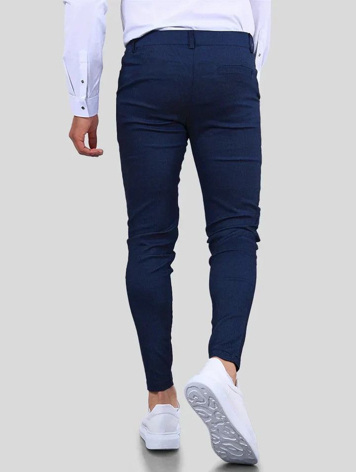 Versatili pantaloni uomo slim fit elasticizzati blu scuro, perfetti per ogni occasione.