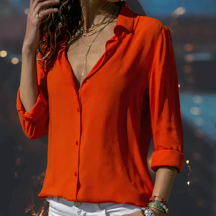 Camicia donna versatile con maniche arrotolabili, ideale per ufficio o un look casual chic.