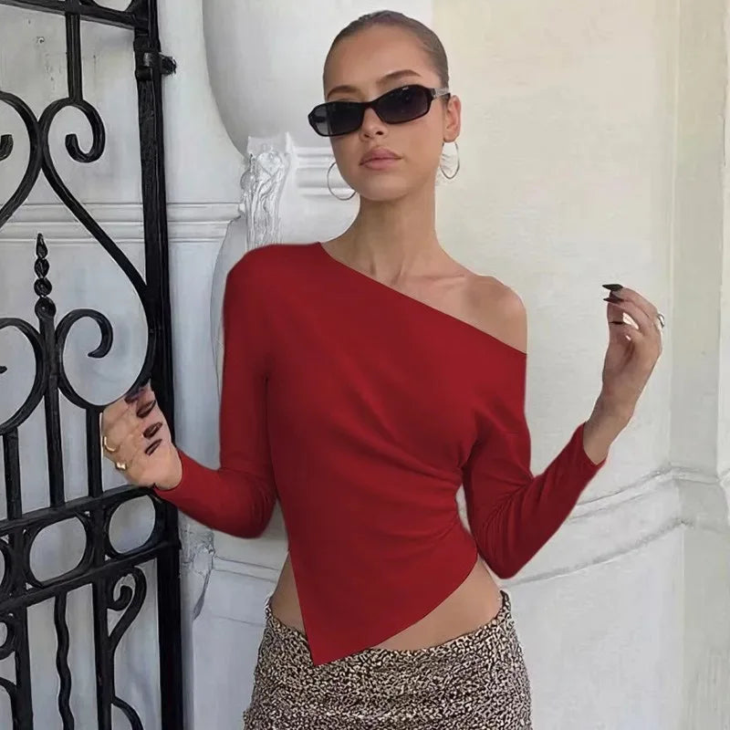 Top donna chic a spalla scoperta, drappeggiato e asimmetrico. Ideale per outfit sera o look casual primavera/estate.