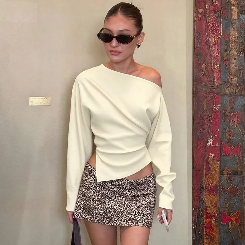 Top donna trendy, drappeggiato e asimmetrico, con spalla scoperta. Un capo must-have per la moda primaverile estiva.