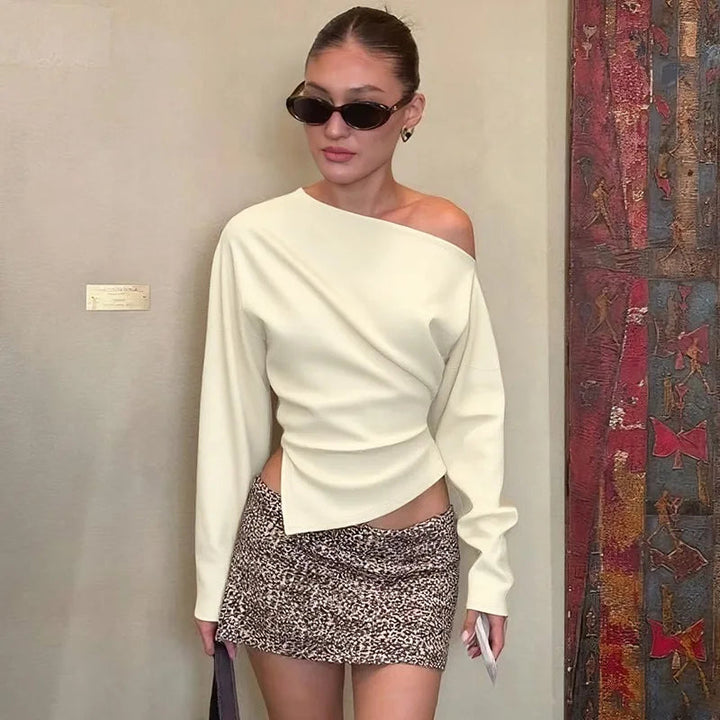 Top donna trendy, drappeggiato e asimmetrico, con spalla scoperta. Un capo must-have per la moda primaverile estiva.