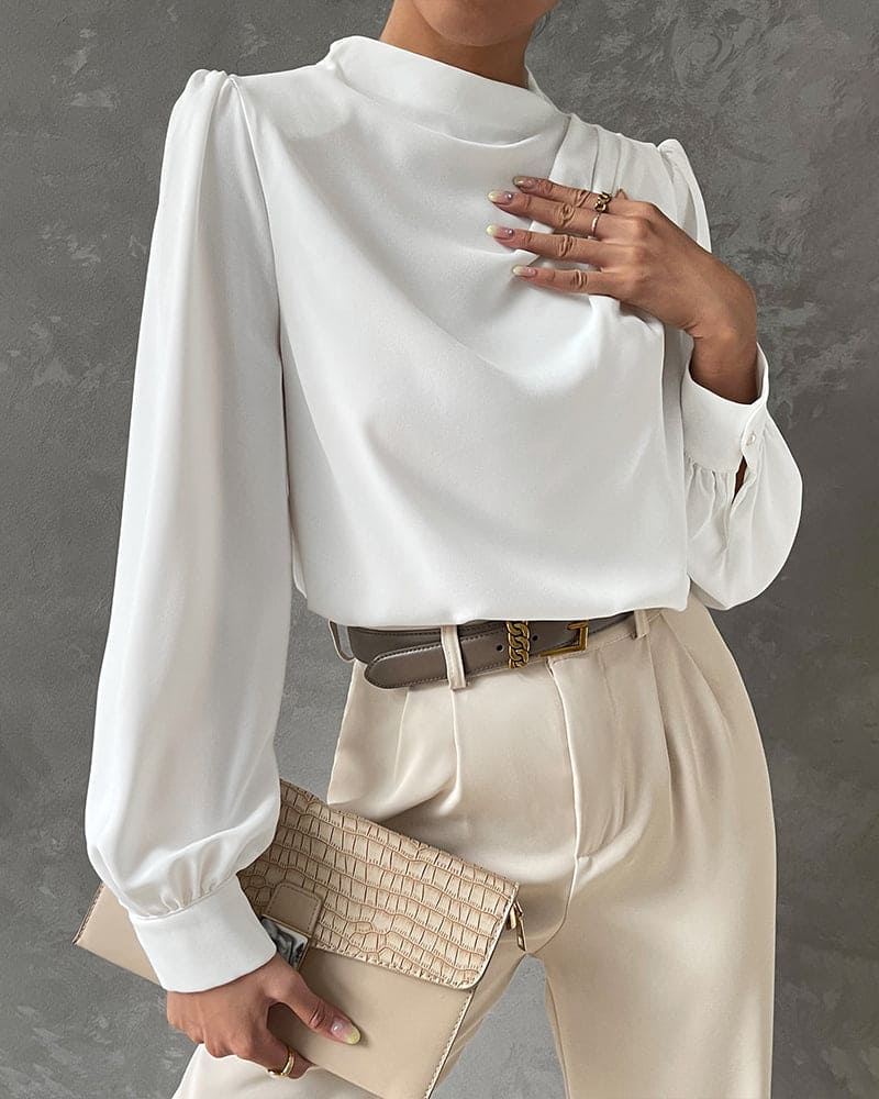 Elegante blusa da donna con collo alto, manica lunga e rouches decorative, ideale per la stagione autunnale/primaverile.