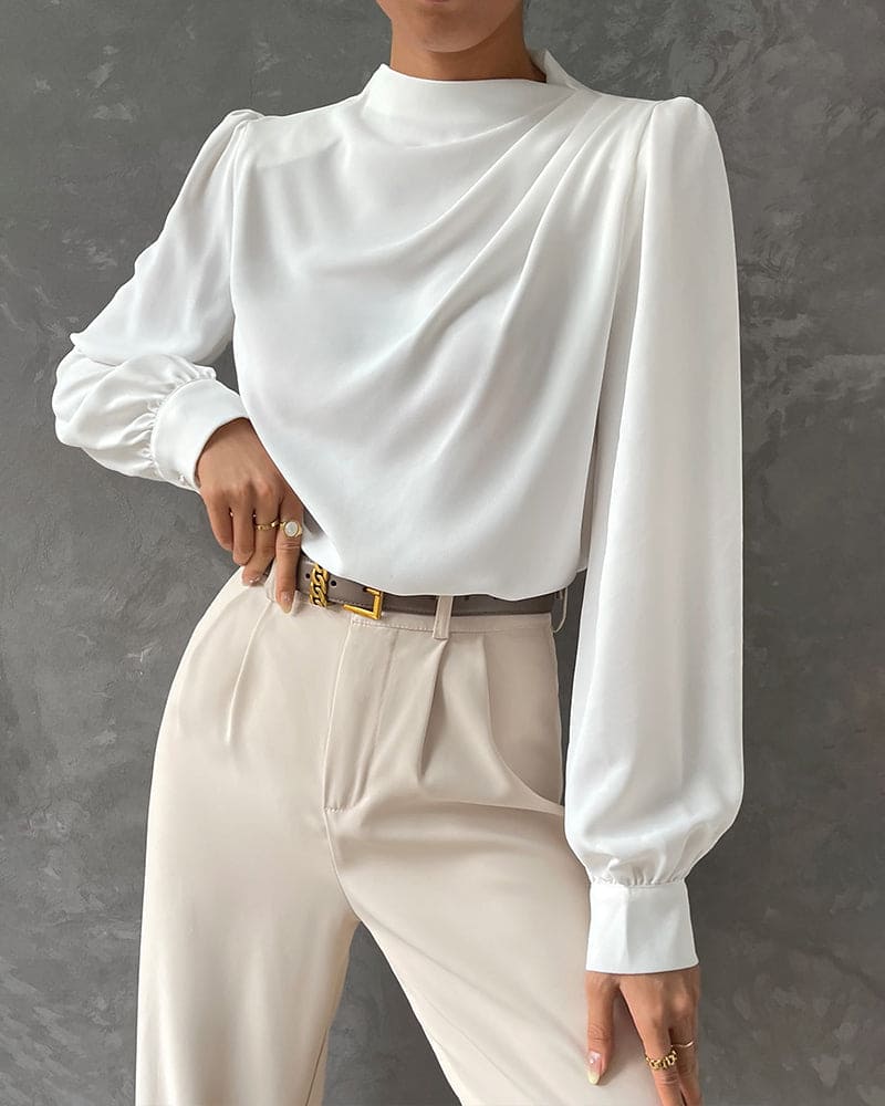 Blusa donna moderna ed elegante, presenta collo alto e rouches delicate. Ideale per un look sofisticato primavera/autunno.