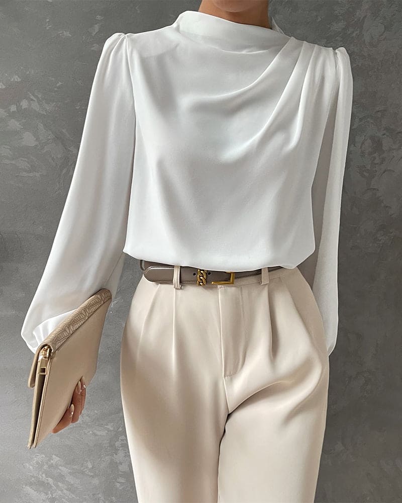 Blusa donna elegante con collo alto e delicate rouches, perfetta per look chic primaverili o autunnali.