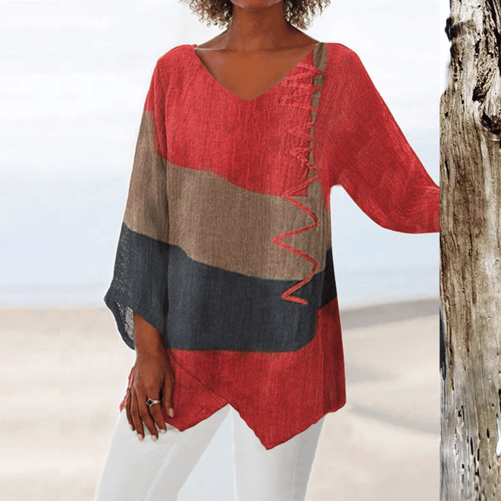 Blusa donna con linea morbida, fantasia astratta e scollo a V, ideale per un comfort moderno e stile primavera estate.