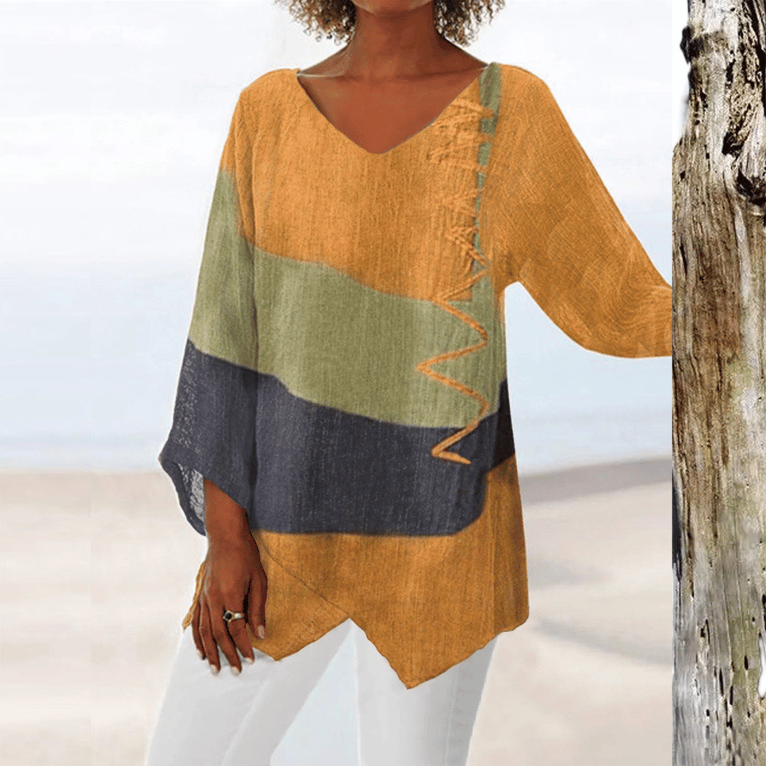 Elegante blusa donna fluida con design astratto, scollo a V profondo e maniche 3/4. Perfetta per look chic e comodi.