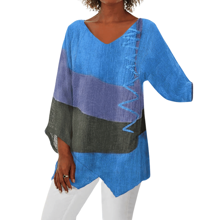 Blusa donna fluida con stampa astratta colorata, scollo a V e maniche 3/4 per un look casual chic primavera estate.