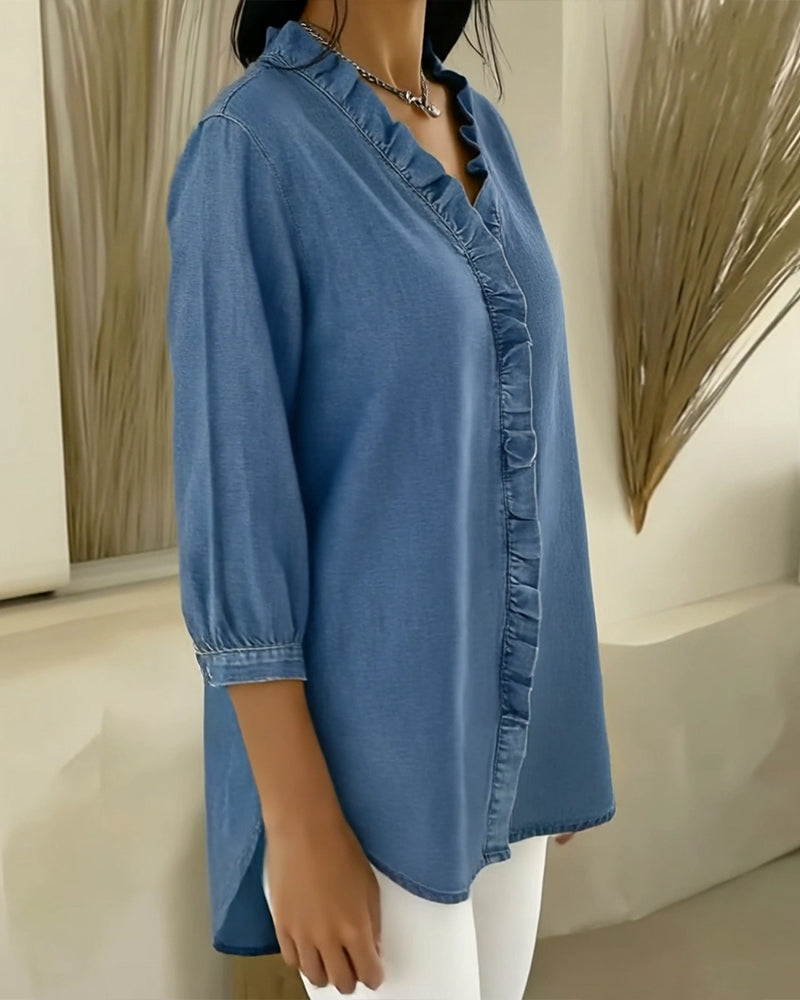 Blusa donna casual-chic con maniche 3/4, volant e scollo a V, ideale per comfort e stile quotidiano.