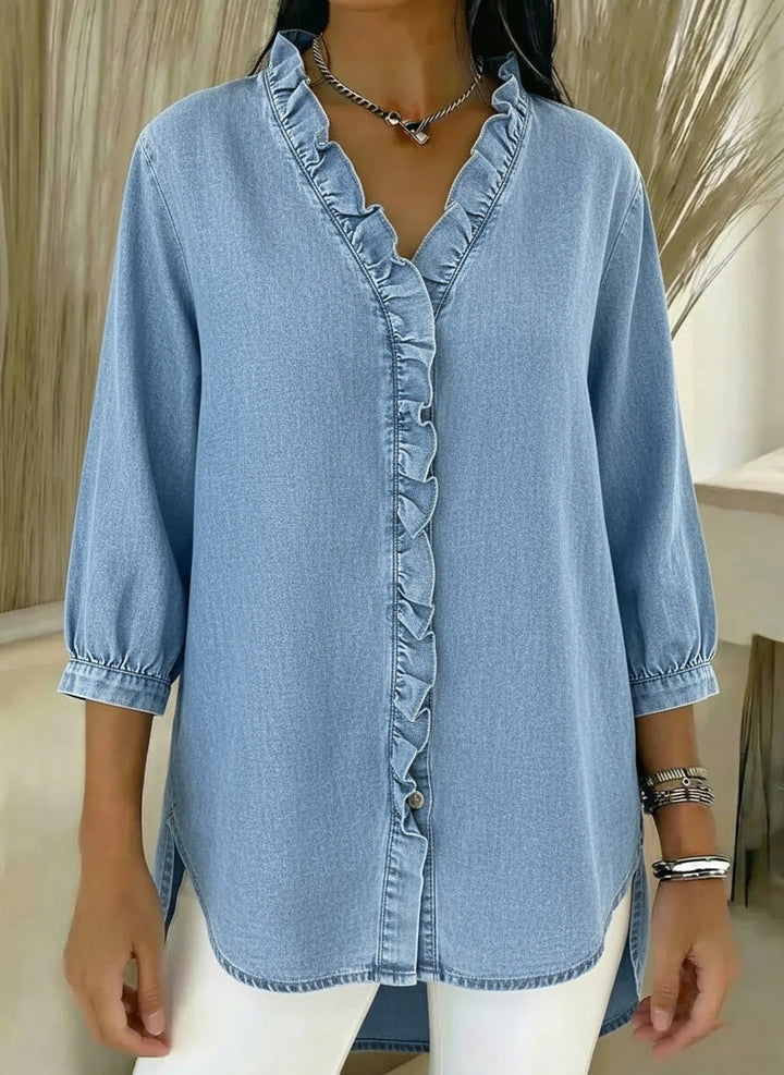 Moda donna: blusa elegante con scollo a V e volant, un capo essenziale per abbigliamento femminile raffinato.