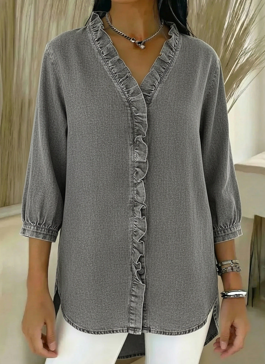 Blusa donna elegante con scollo a V profondo e delicati volant frontali, per un tocco di classe.