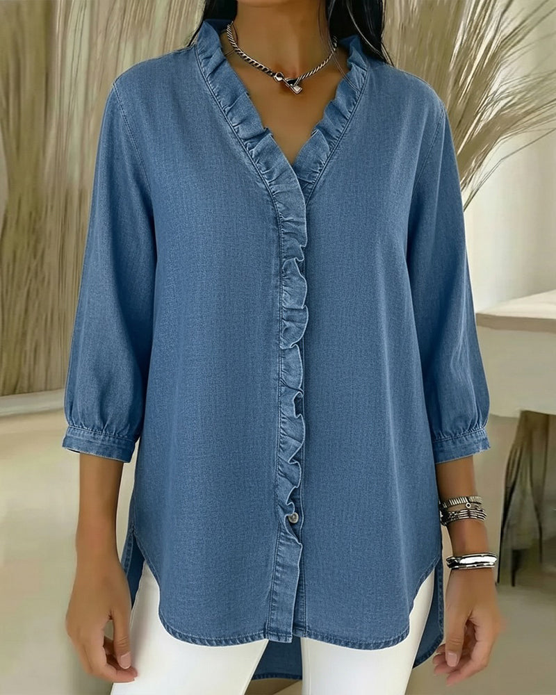 Blusa elegante donna con scollo a V e volant frontale, perfetta per un look chic e raffinato.
