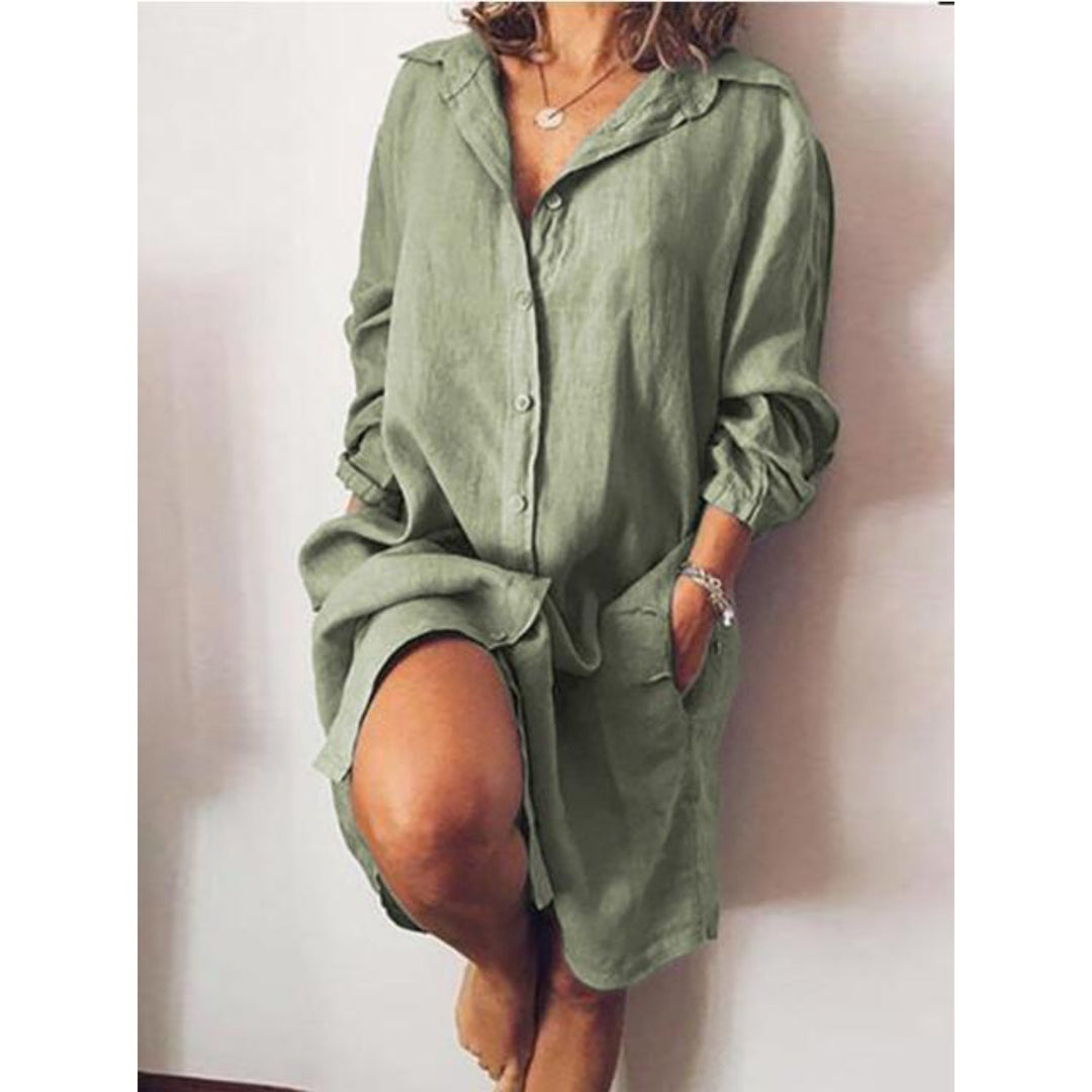 Modella che indossa un vestito chemisier donna a maniche lunghe, abito casual versatile per la primavera.