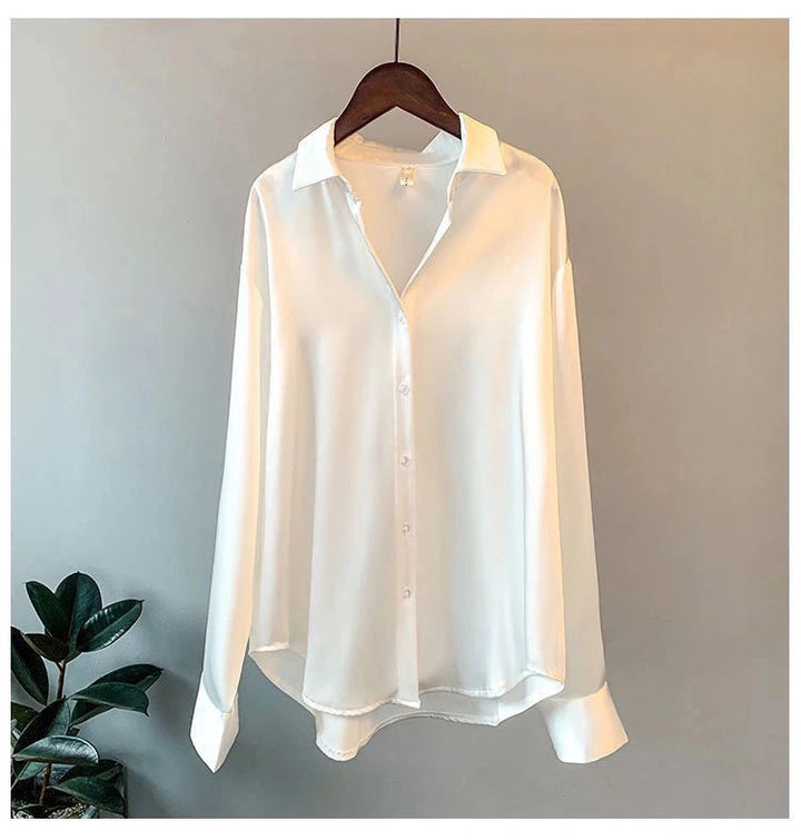 Semplice ed elegante camicia satinata donna, un capo versatile per ogni guardaroba. Maniche lunghe.