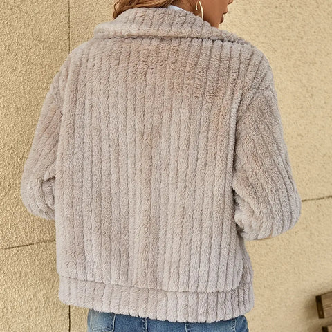 Giacca donna blu, morbida e versatile, ideale per un look casual elegante che garantisce comfort ogni giorno.