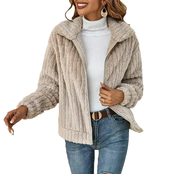 Giacca donna morbida beige, stile casual elegante, perfetta per il comfort quotidiano e versatile capospalla moda.