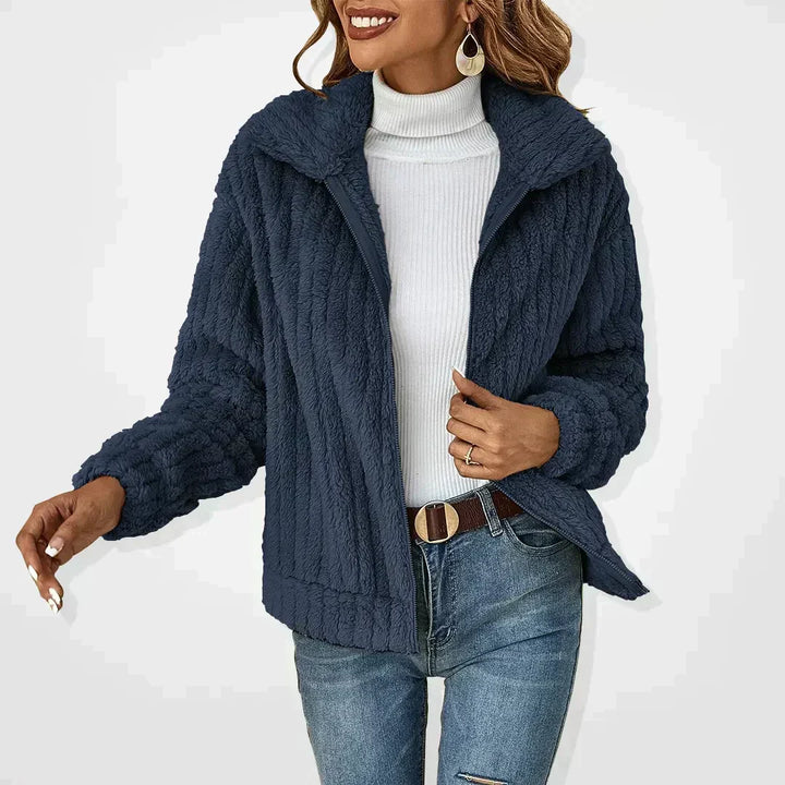 Capospalla donna blu scuro, giacca morbida versatile per look casual elegante, ideale per tutti i giorni.