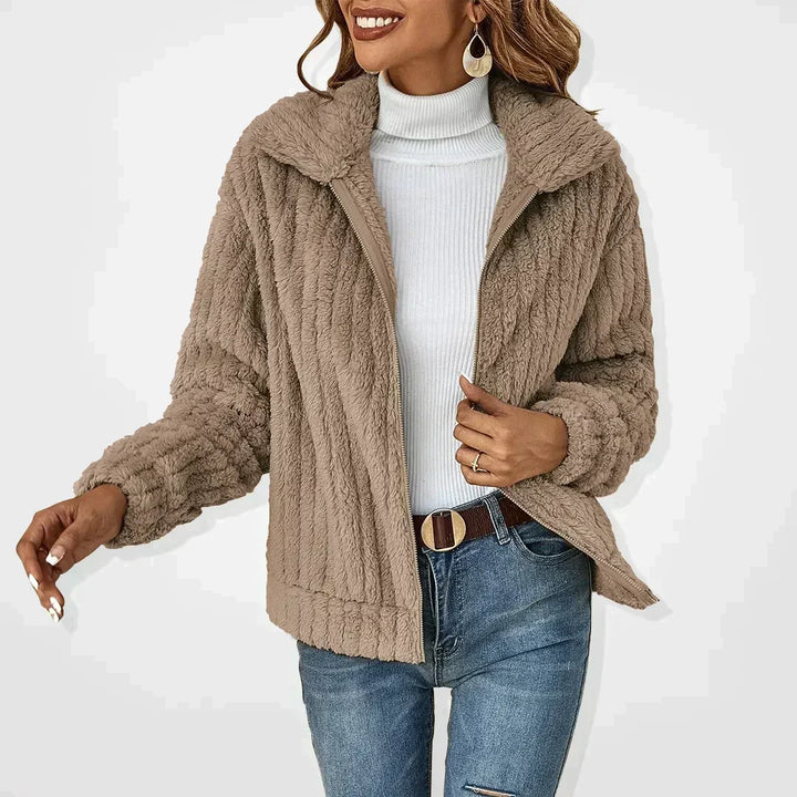 Giacca donna in peluche ultra morbida, versatile per comfort e stile casual elegante, moda quotidiana.