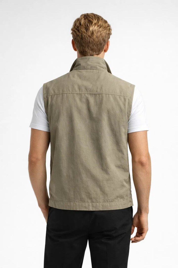 Gilet casual uomo in tessuto leggero, con pratico collo alto per un look moderno e alla moda.