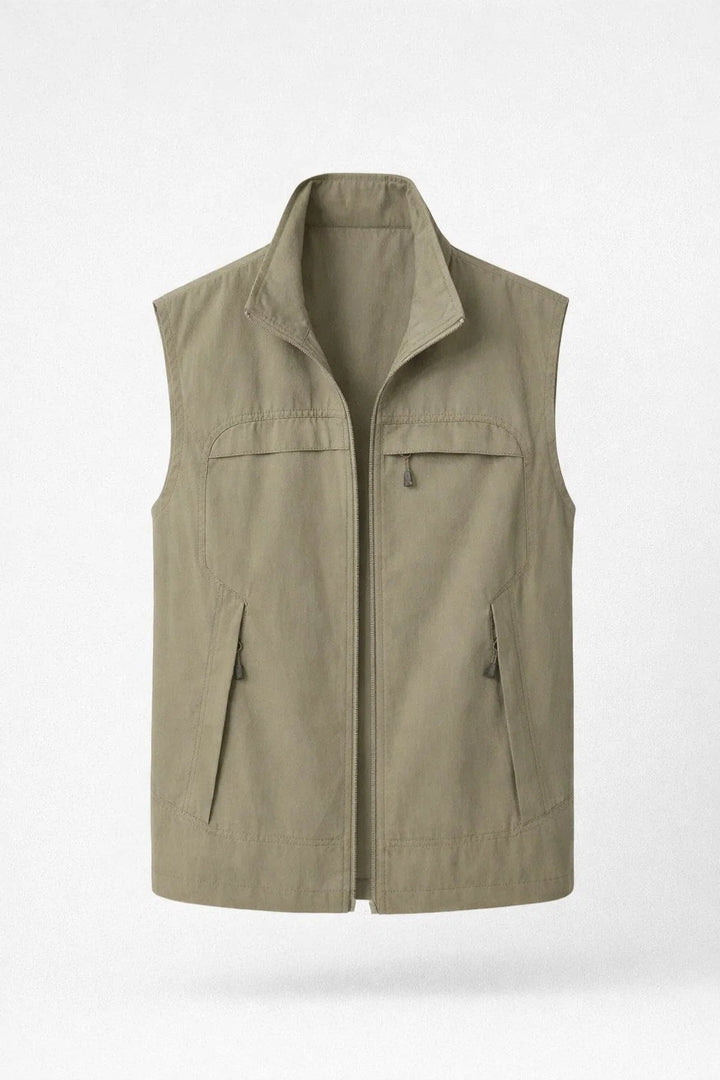Gilet uomo leggero con collo alto, perfetto per uno stile casual di mezza stagione. Capo versatile.