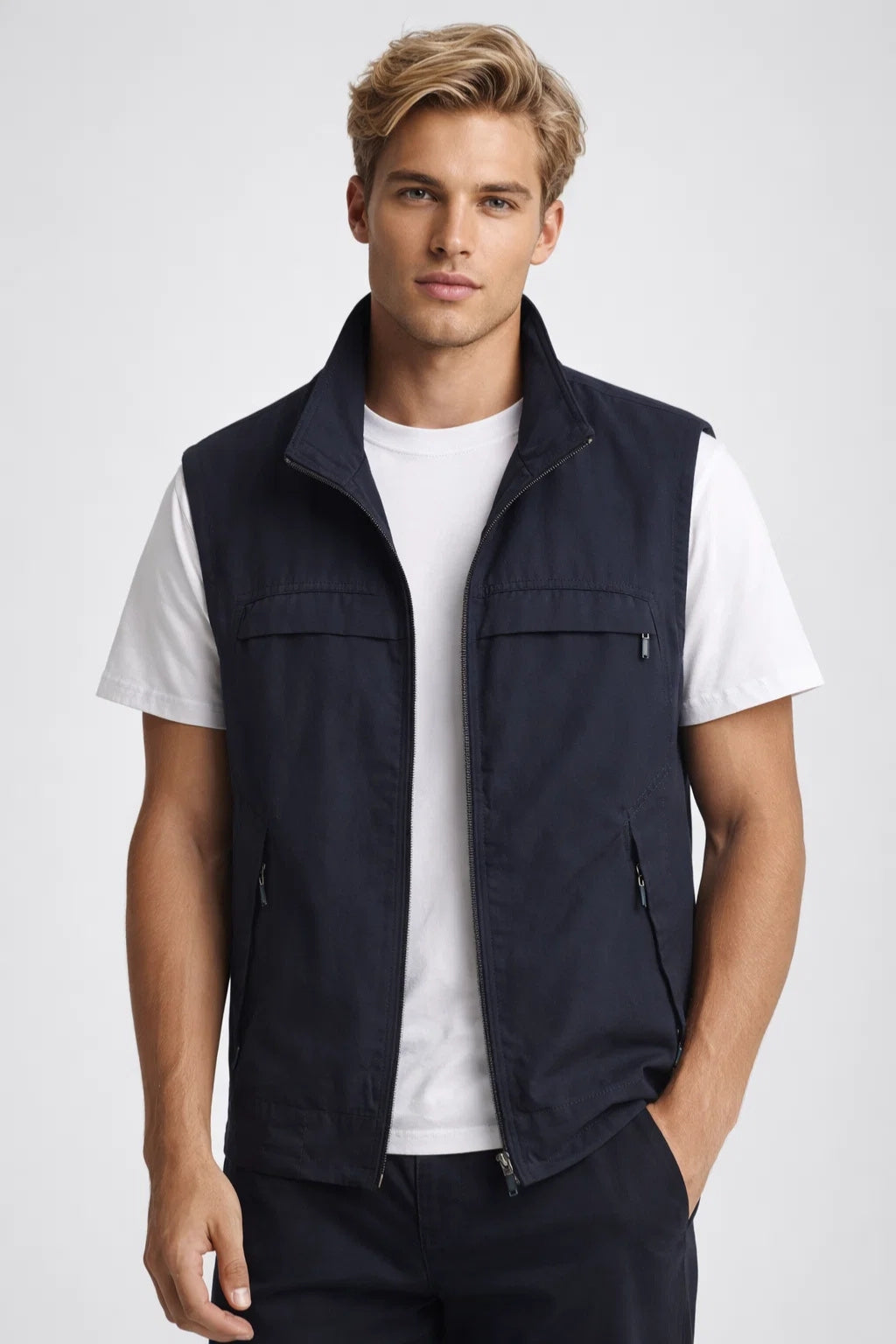 Moda uomo: gilet leggero con collo alto, un capo essenziale e versatile per il tuo stile casual.