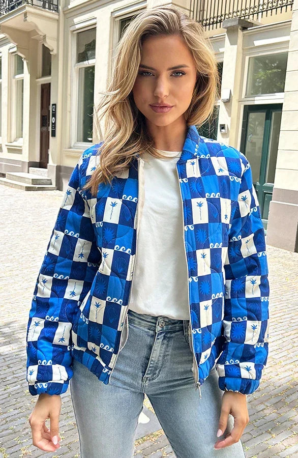 Giacca bomber donna trendy, ideale per un look streetwear autunnale, con design boho.
