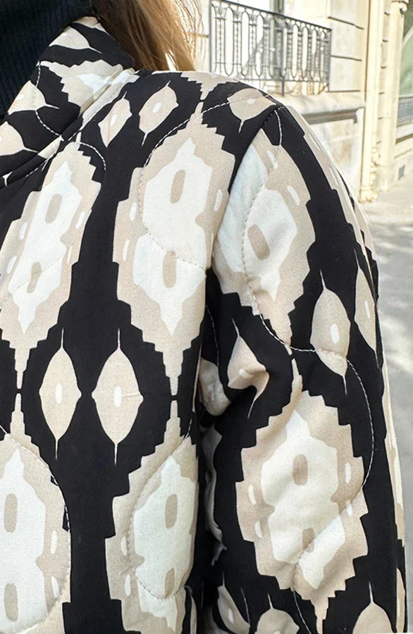 Giacca bomber da donna leggera, con motivi boho e colori brillanti, per outfit alla moda.