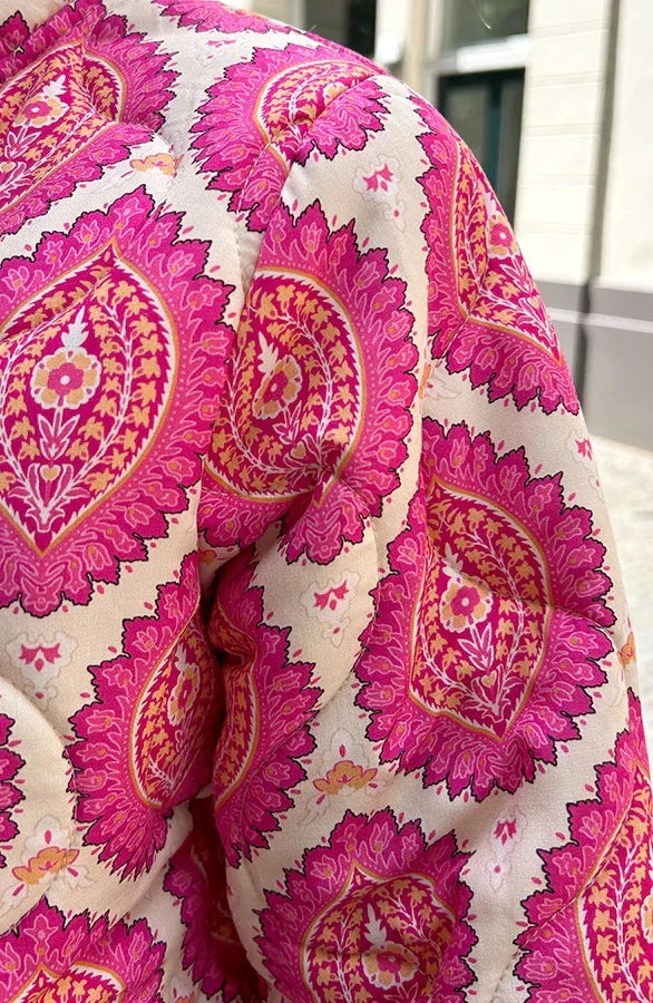Giacca bomber da donna trendy, perfetta per streetwear, con pattern boho e vestibilità leggera.