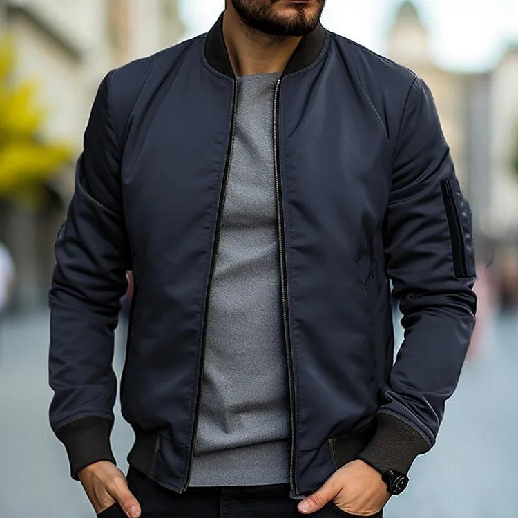 Giacca bomber uomo versatile con zip frontale, ideale per look streetwear o casual. Comfort e moda.