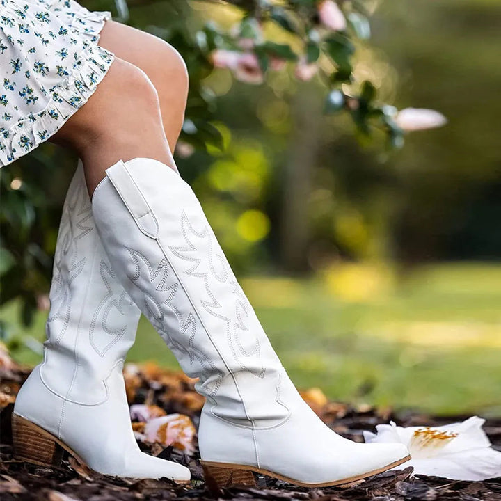 Stivali western da donna bianchi a punta, con tacco medio, perfetti per look autunnali alla moda.
