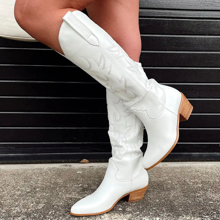 Stivali da donna bianchi in stile cowboy con punta e tacco medio, un accessorio chic per l'autunno.