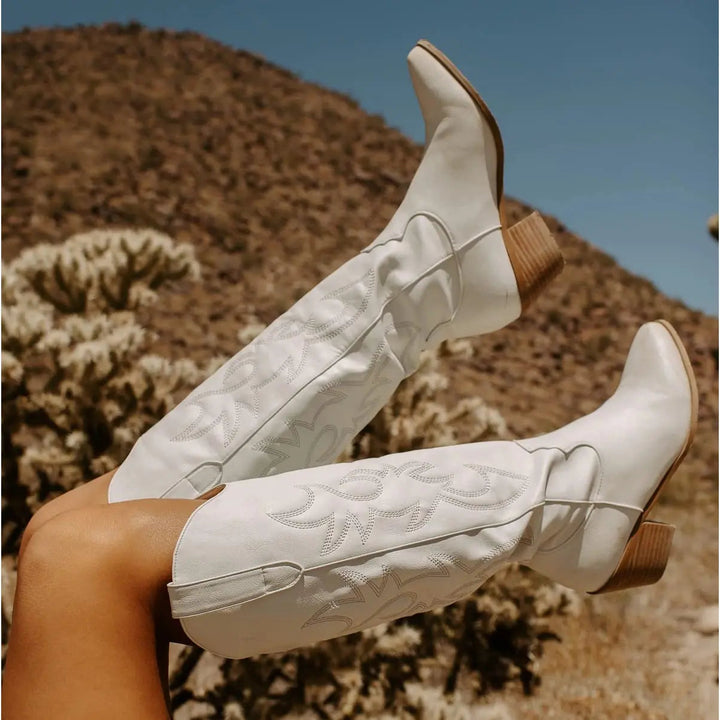 Moda autunnale: stivali western da donna bianchi, a punta e con tacco medio, per un look iconico.