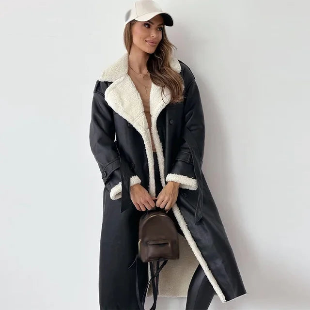 Cappotto lungo invernale da donna color beige con revers. Stile elegante e caldo, ideale per le giornate fredde.