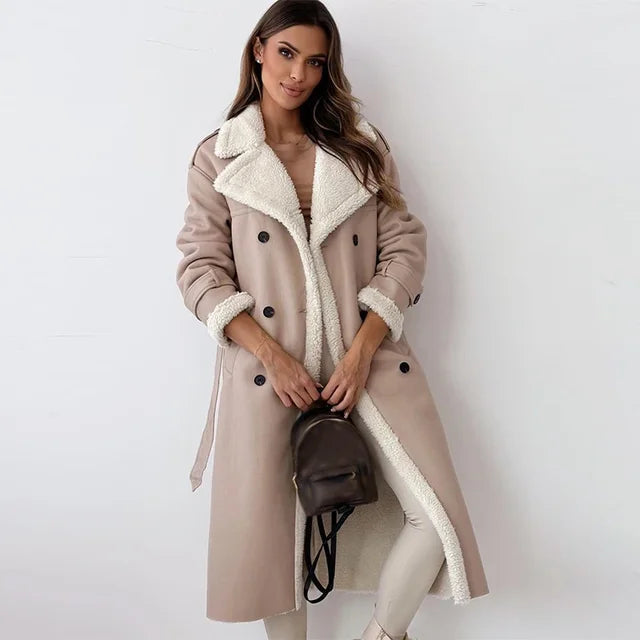 Moda invernale donna: cappotto lungo elegante con ampi revers, design caldo e sofisticato. Perfetto outerwear.