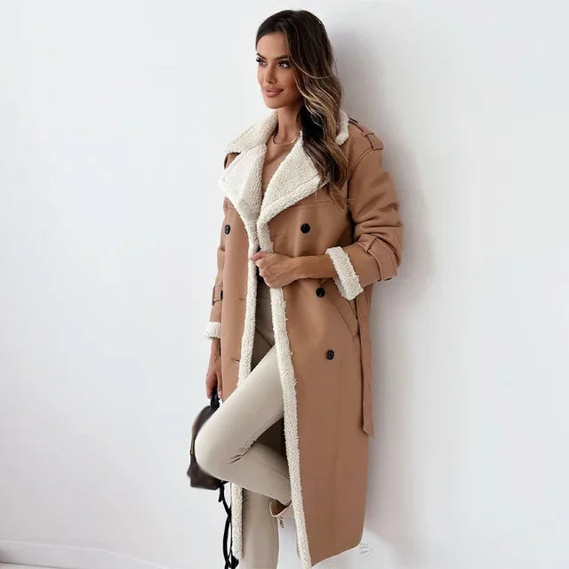 Elegante cappotto lungo da donna per l'inverno. Caldo, confortevole e di moda con revers, un must-have.