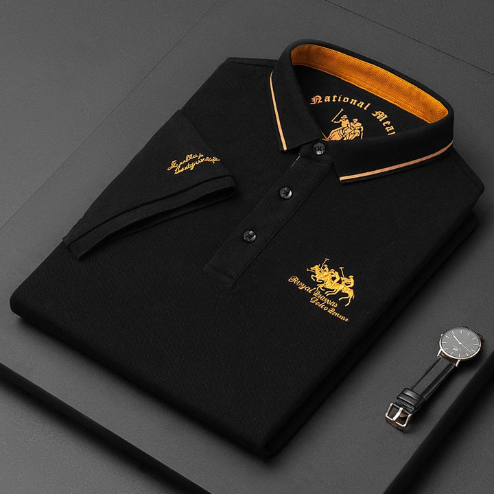 Polo uomo estiva a maniche corte, in cotone traspirante. Ideale per un comfort fresco e uno stile elegante e versatile.