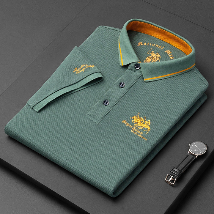 Uomo con polo estiva a maniche corte, stile casual ed elegante. Abbigliamento versatile per il tempo libero e l'estate.