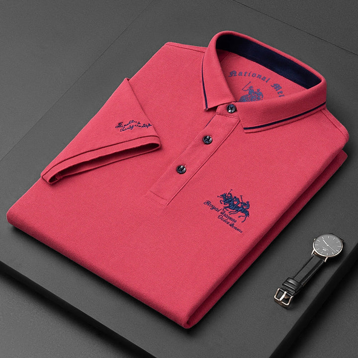 Dettaglio collo e tessuto traspirante di una polo uomo estiva elegante a maniche corte. Comfort e stile per la moda maschile.