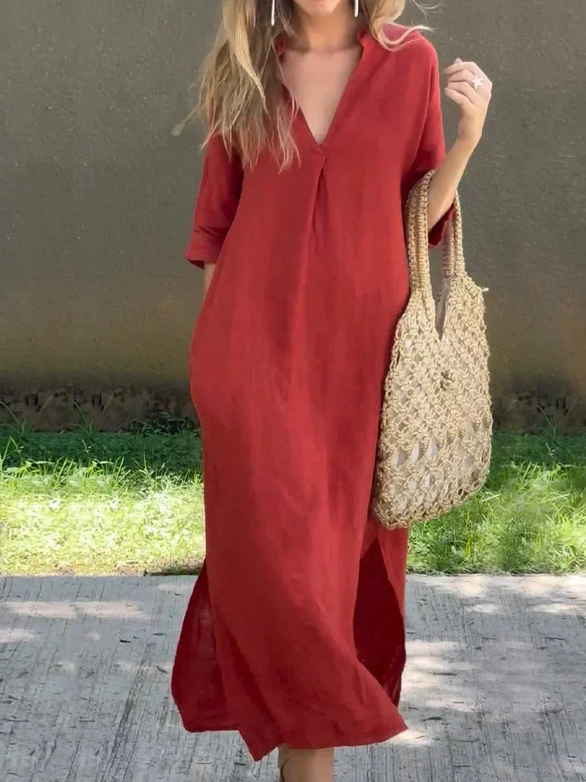 Donna indossa abito casual estivo fluido, comodo e versatile. Tessuto morbido ideale per ogni giorno.