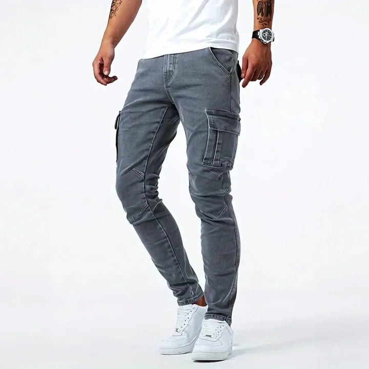Jeans cargo uomo moderni con tasche laterali. Perfetti per uno stile urbano e casual, comfort quotidiano assicurato.