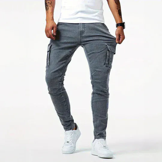 Pantaloni jeans cargo slim fit da uomo, ideali per un look maschile contemporaneo e abbigliamento casual.