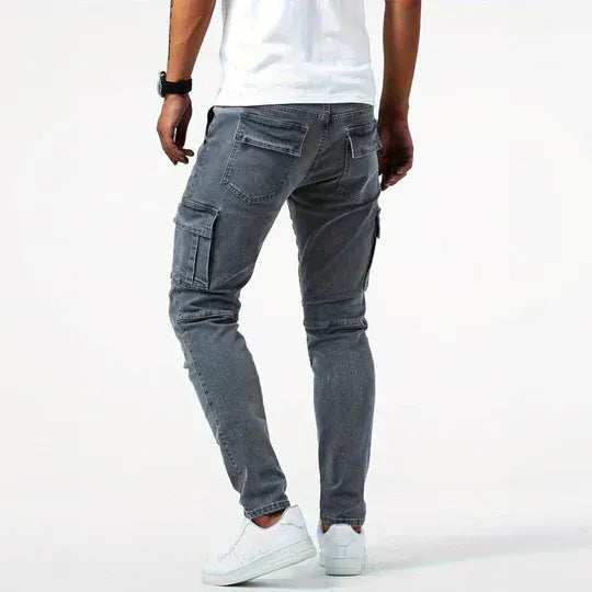 Jeans uomo con ampie tasche laterali, stile cargo funzionale per un outfit casual e alla moda.